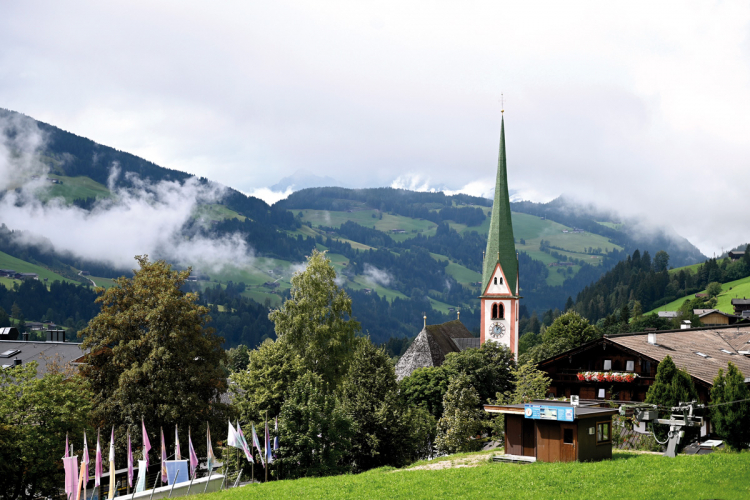 Blick in den Ort Alpbach in Tirol am Sonntag, 30. August, am Tag des Europäischen Forum Alpbach: Man müsse wieder ein Fels in der Brandung populistischer Versuchungen sein, sagte Landeshauptmann Arno Kompatscher. Alpbach in Tirol
