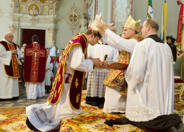 „Trage Sorge für die Brüder, die dir anvertraut sind und für die du einst Rechenschaft ablegen musst“: Bischof Ivo Muser im Dom von Brixen am 28. Juni 2015 bei der Weihe von Eduard Fischnaller zum neuen Abt von Kloster Neustift. Eduard Fischnallers Abtweihe