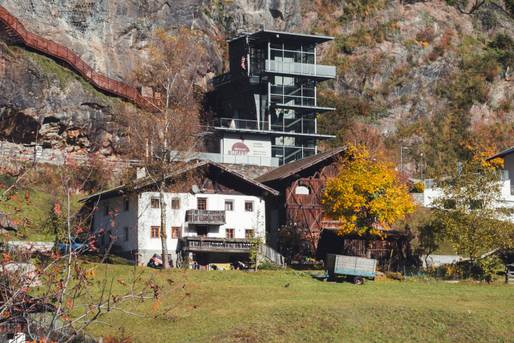 Der Klotzhof in Moss in Passeier taucht 1562 das erste Mal in Urkunden auf, er duckt sich am Dorfrand unter Felsen, hinter ihm ragt das Bunkermuseum auf, der Bau, den man im Bild sieht, stammt aus dem Jahr 1807: Heute erzählt er vom Ende einer Generation.