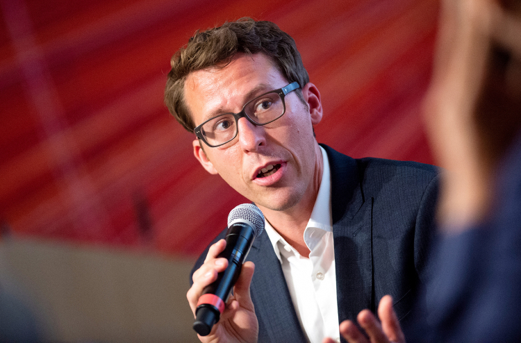 Investigativjournalist Bastian Obermayer stellt gerne Fragen. Über Geld, Macht und Verantwortung. Beim Journalismusfest in Innsbruck kam es zum Rollentausch: Er war der Interviewte. Bastian Obermayer