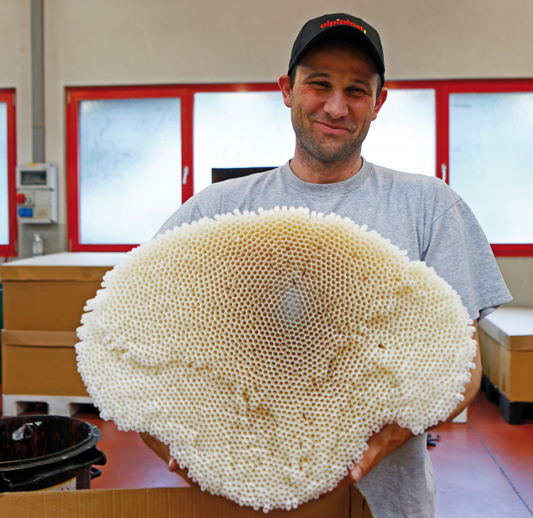 Alpiplast-Chef Markus Forcher mit einem Packen Trinkhalme: „Wir fahren schon seit fast zehn Jahren eine Bioschiene.“ Alpiplast-Chef Markus Forcher