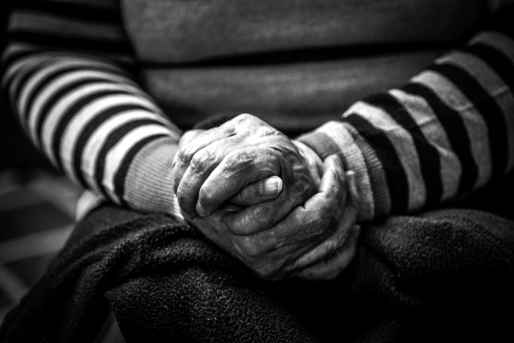 „Ich sah, dass meine Mutter, im Bett liegend, einmal kurz die Augen öffnete und die Hand etwas hob. Es war eine Verabschiedung für immer.“ Altersheim