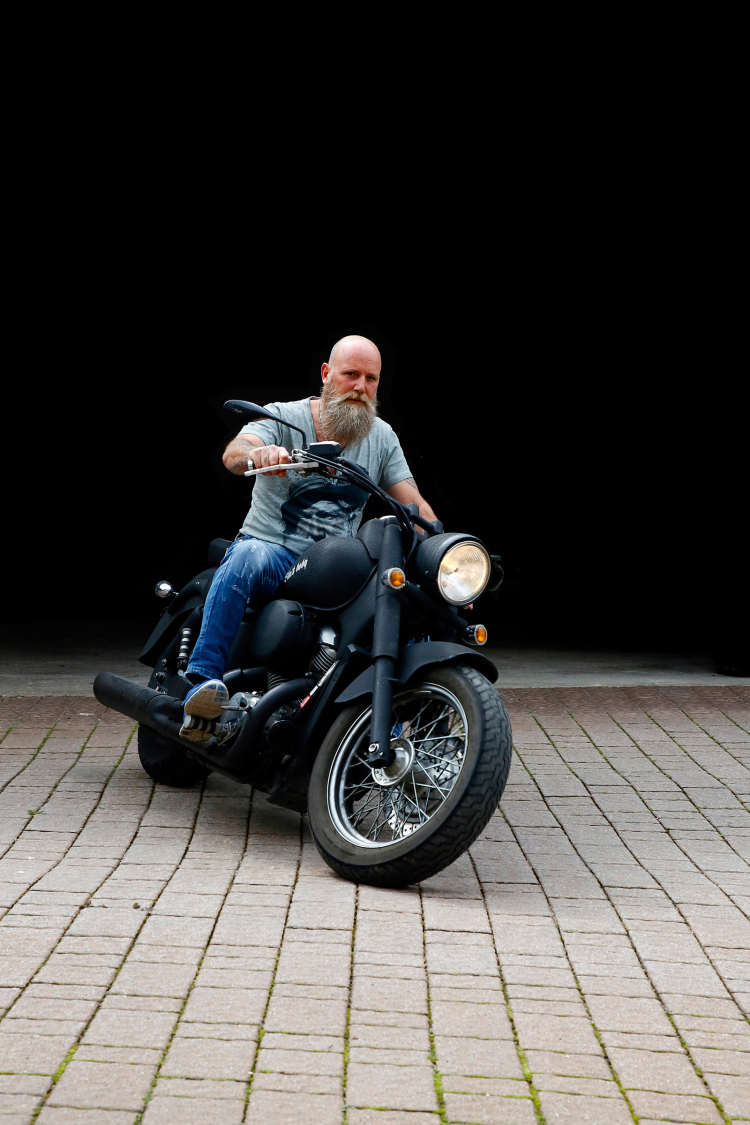 Jürgen Wirth-Anderlan auf seiner schwarzen Honda Shadow: Auf dem Tank steht „Black baby“. Jürgen Wirth-Anderlan