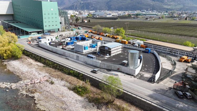 H2-Zentrum des IIT (oben) und neue H2-Produktionsstätte von Sasa und Alperia in Bozen (unten): Sie soll 26 Millionen Euro kosten und vollständig mit EU-Mitteln bezahlt werden. Wasserstoffzentrum