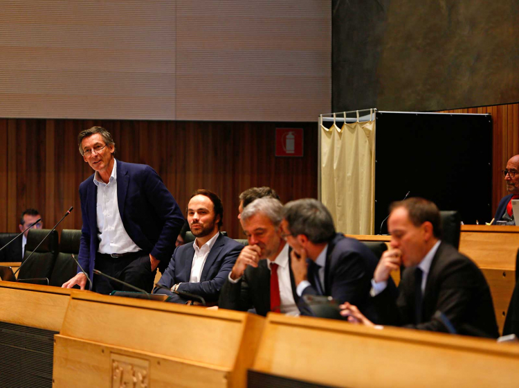 Erinnerungsbild aus vergangenen Zeiten: „Ohne die SVP ist Südtirol weder stabil noch stark“, sagt Thomas Widmann seit jeher. Zumindest in dieser Botschaft sind sich alle SVP-Politiker auf der Regierungsbank einig.