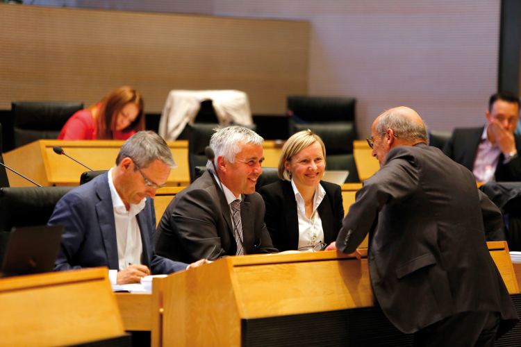 Geschafft: Einbringer Sepp Noggler (2. von links) freut sich über ein neues Wahlgesetz, die Opposition macht sich über SVP-interne Konflikte lustig. Für eine Volksabstimmung reichte die Kritik aber nicht. SVP
