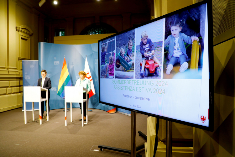 Vorstellung der Projekte und Zahlen zur Sommerbetreuung 2024: Familienagenturdirektorin Carmen Plaseller (links) und Familienlandesrätin Rosmarie Pamer während der Pressekonferenz von vergangener Woche.