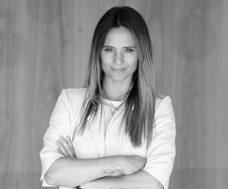 Julika Fink, zweifache Mutter, warnt vor den Risiken, denen Kinder und Jugendliche im Internet begegnen können.
