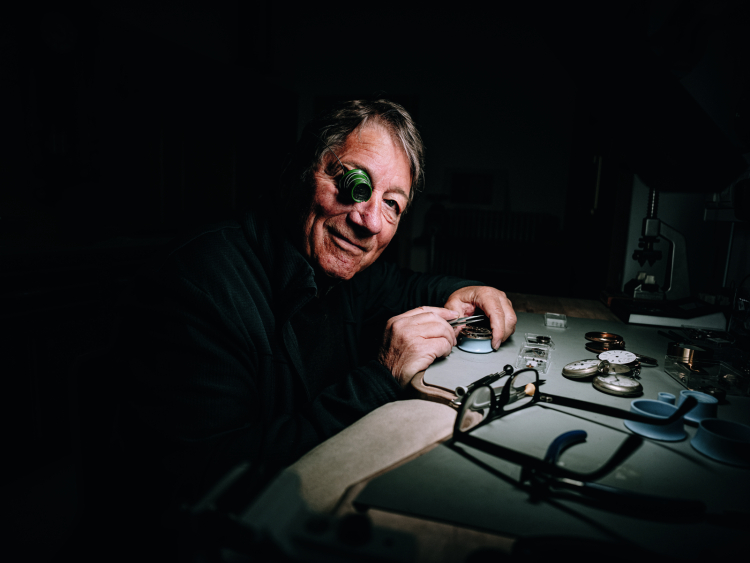 Die Arbeit des Fotografen Luca Zuccolo hat zwei Seiten: Die eine ist etwa der Versuch, das alte Handwerk bildlich zu bewahren (wie die Arbeit des Uhrmachers Günther Plunger aus Lana, bald 80), die anderen sind seine Bilder, in denen er Hotels und Resorts in Szene setzt oder Haie fotografiert wie auf den Malediven. Uhrenmacher