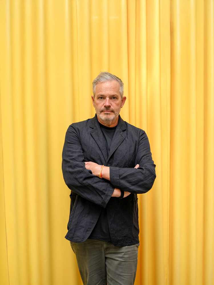 Tyler Brûlé ist Herausgeber des Lifestyle‑Magazins Monocle und gilt als scharfer Beobachter gesellschaftlicher Entwicklungen.
Tyler Brûlé