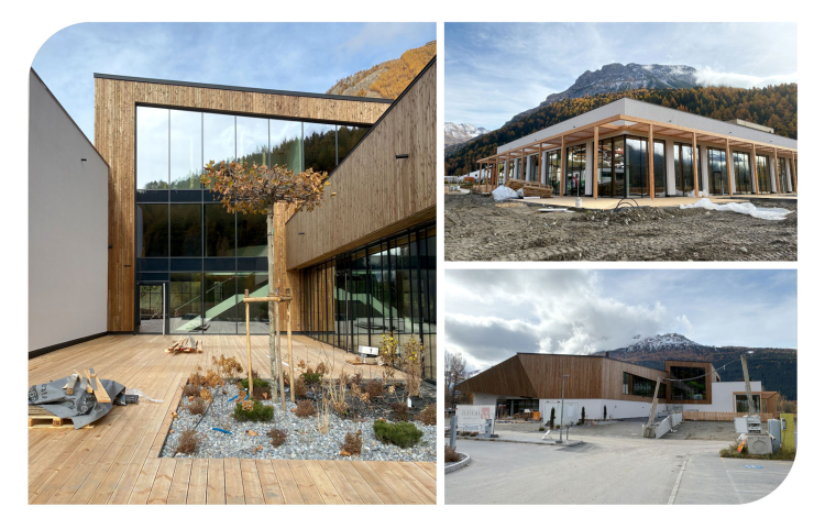Aktuell noch Baustellenbetrieb, öffnet bald das neue Hallenbad „Curunes“ in Graun. Mit Blick auf den Grauner Kirchturm kann in dem Großprojekt der Gemeinde Graun dann gebadet, gerutscht, gespeist und sauniert werden.