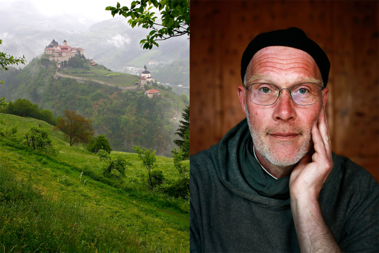Pater Kosmas Lars Thielmann lebt seit August 2024 allein auf Kloster Säben. Sein Ordensname, Kosmas, stammt aus dem Griechischen und bedeutet „Ordnung im Weltall“.
Er ist ein großer Mann, mit großen Händen und großem Selbstbewusstsein. Pater Kosmas und Kloster Säben