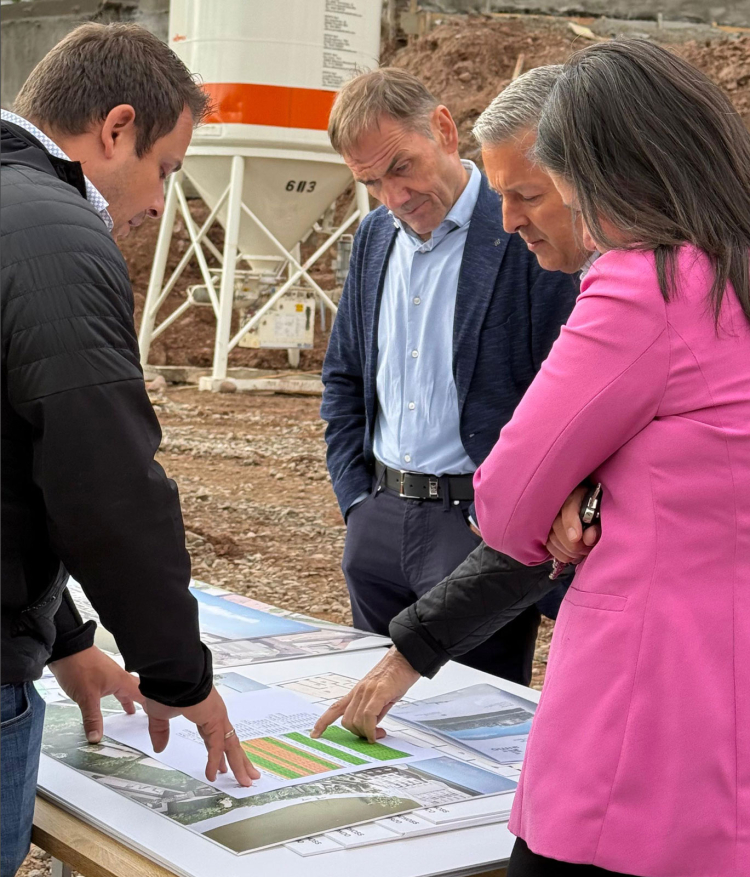 Lokalaugenschein Ende Mai in Seis: Bauunternehmer Devid Aichner, Architekt Markus Lunz, Landesrat Peter Brunner und Bürgermeisterin Cristina Pallanch (von links) sprechen von „Wohnen mit Preisdeckelung“, um so einen wichtigen Unterschied erkennbar zu machen.