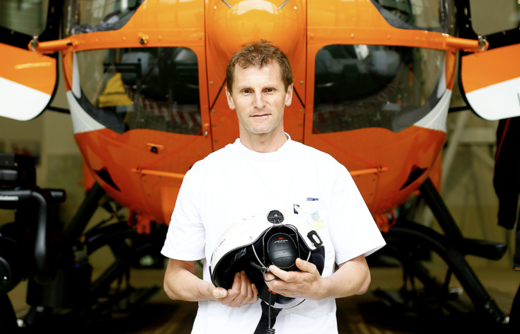 Franz Gruber vor dem Rettungshubschrauber Pelikan 2