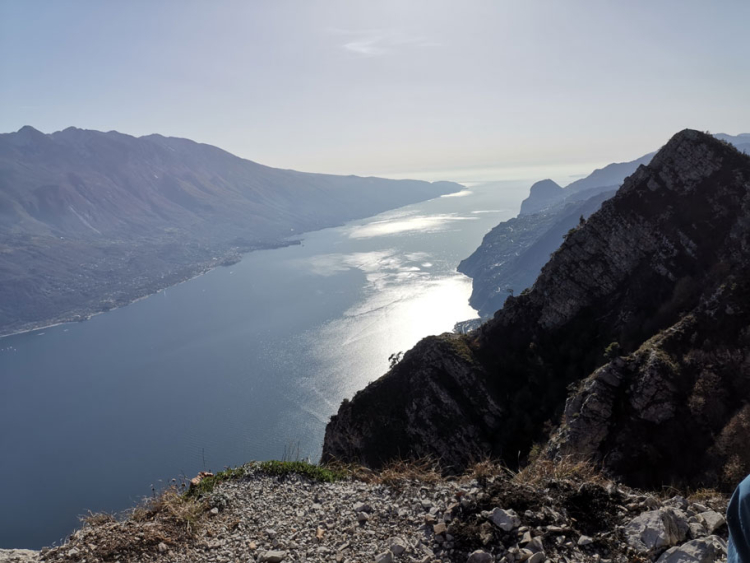 Schön: Während des Aufstiegs genießen wir immer wieder eindrucksvolle Ausblicke auf den Gardasee.