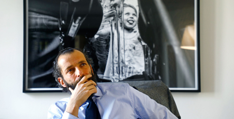 Grundrechte verteidigen, für Menschenrechte kämpfen: Nicola Canestrini engagiert sich unter anderem in der internationalen Rechtshilfe, macht aber auch Pflichtverteidiger. In seiner Kanzlei in Rovereto beschäftigt er zehn Mitarbeitende.