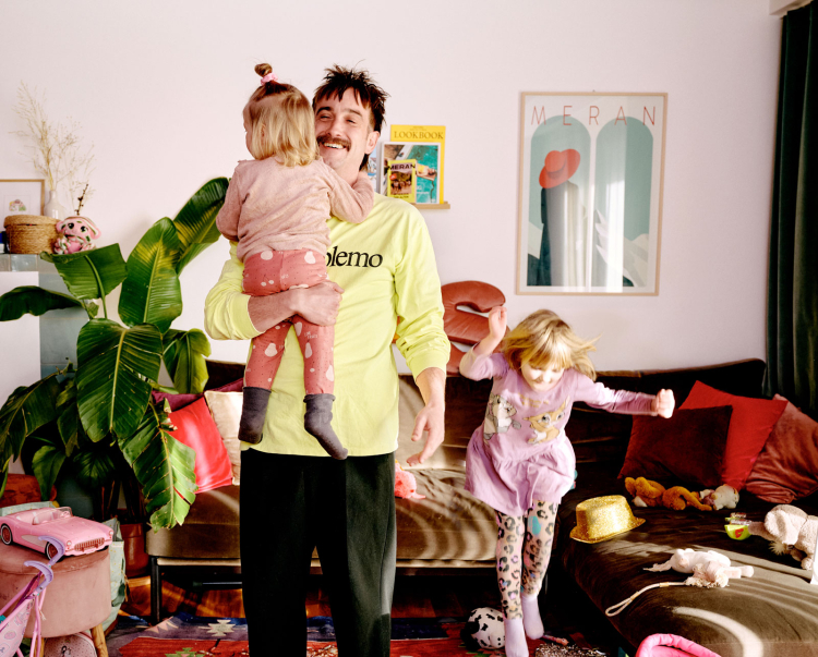 Christof Fauster mit seinen beiden Töchtern Fini und Susi: Er ist Testimonial und der Mann hinter der Väter-Kampagne.