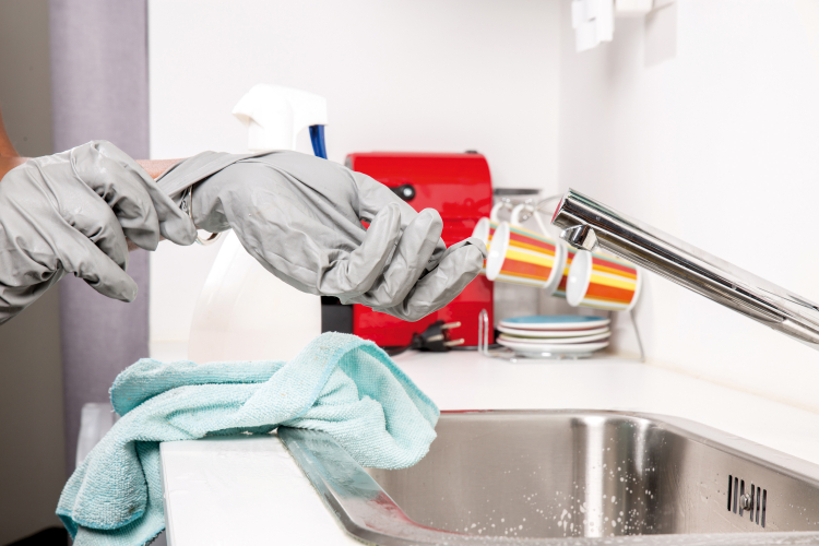 Hausarbeit – für viele ein nötiges Übel: Aufs ganze Leben hochgerechnet, verbringt jeder 16 Monate damit, seine Wohnung zu putzen. Hausarbeit