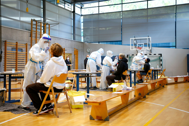 Hat Corona den sozialen Zusammenhalt geschädigt? Zwei Jahre haben Forscherinnen und Forscher der Eurac an dieser Studie gearbeitet.