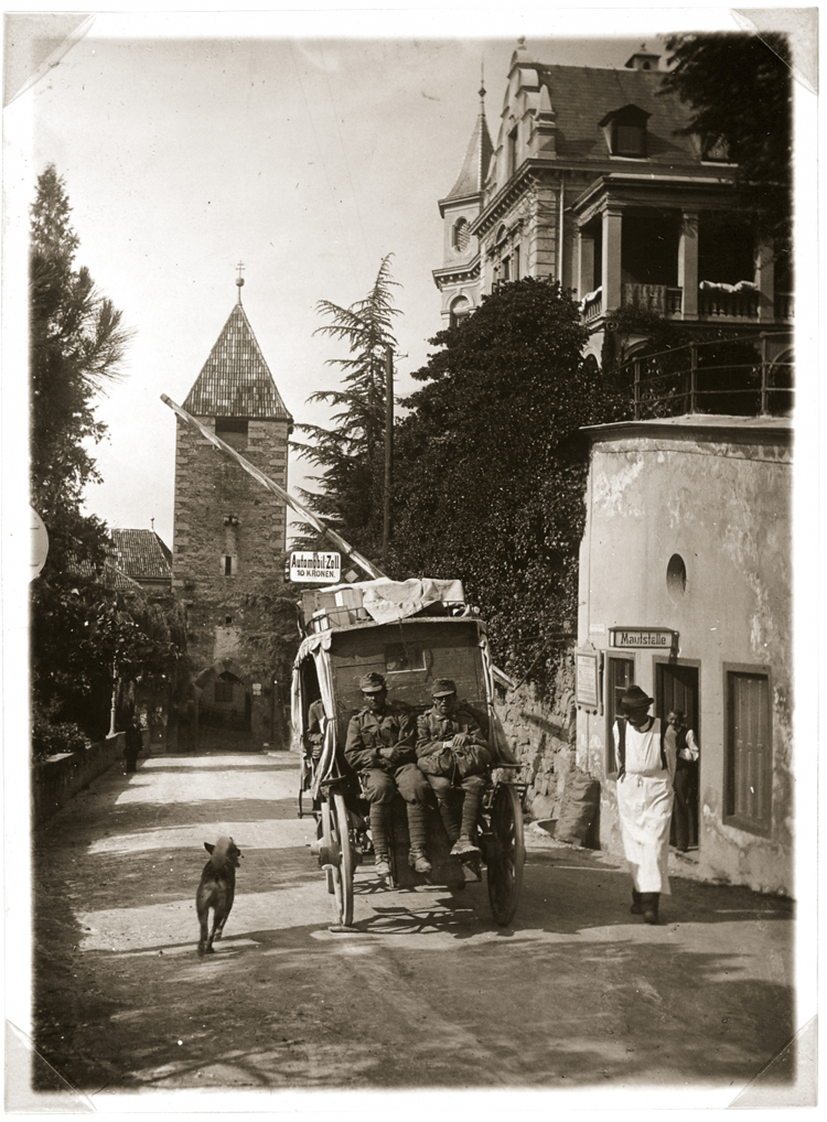 Der letzte österreichische Stellwagen von Meran nach Passeier, hinter dem Passeirer Tor, um 1918/19. Stellwagen