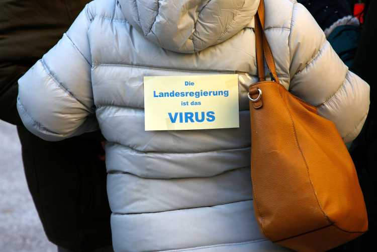 Das Virus hat mittlerweile seinen Schrecken verloren. Die Zeit der Pandemie aber nicht. Das Misstrauen. Die Debatten. Die Wut. All das hallt bis heute nach.