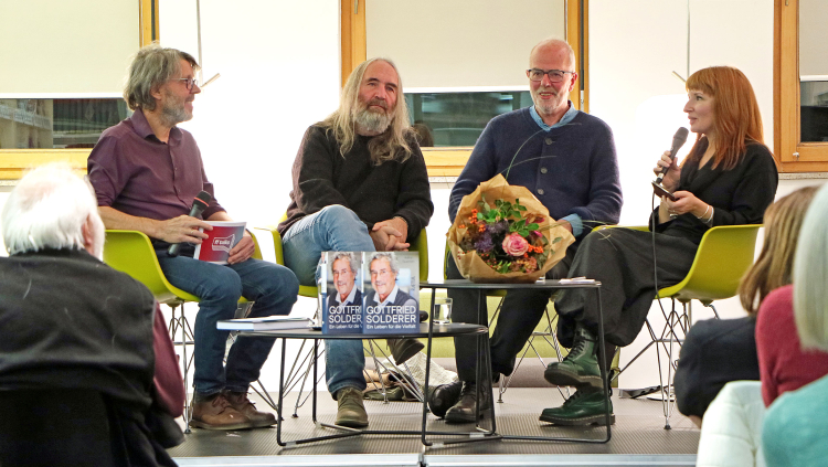 Was hat Gottfried Solderer uns hinterlassen? ff-Chefredakteur Georg Mair moderierte den Abend. Es diskutierten der Journalist Christoph Franceschini, der Historiker Hans Heiss und Adina Guarnieri, Autorin der Biografie über Solderer.