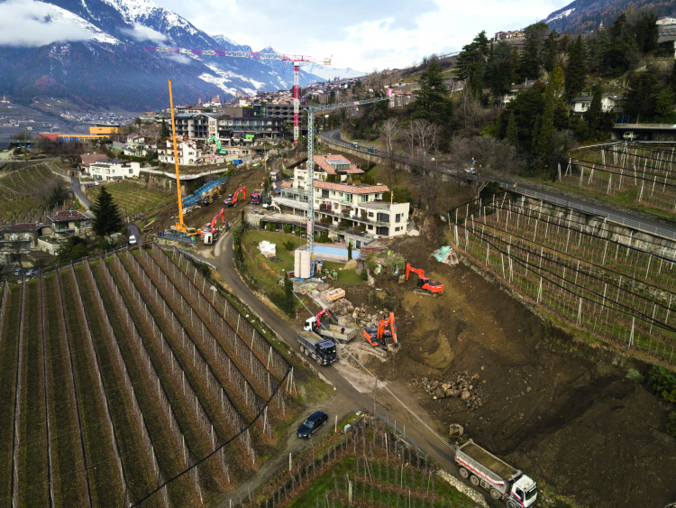 „Qualitative Erweiterung“, wie man sie in Schenna versteht:
Baustelle am Ortseingang zu Jahresbeginn. Baustelle Schenna