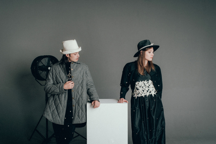 Julian Angerer und Nora Pider aus Brixen bilden das Pop-Duo „Anger“. Obwohl sie schon lange in Wien wohnen, fühlen sie sich nach wie vor sehr verbunden mit Südtirol. Die Kombination der zwei Welten ist Teil ihrer Kunst. In ihren Songs singen sie von Liebe, Sehnsucht und Gefühlen.