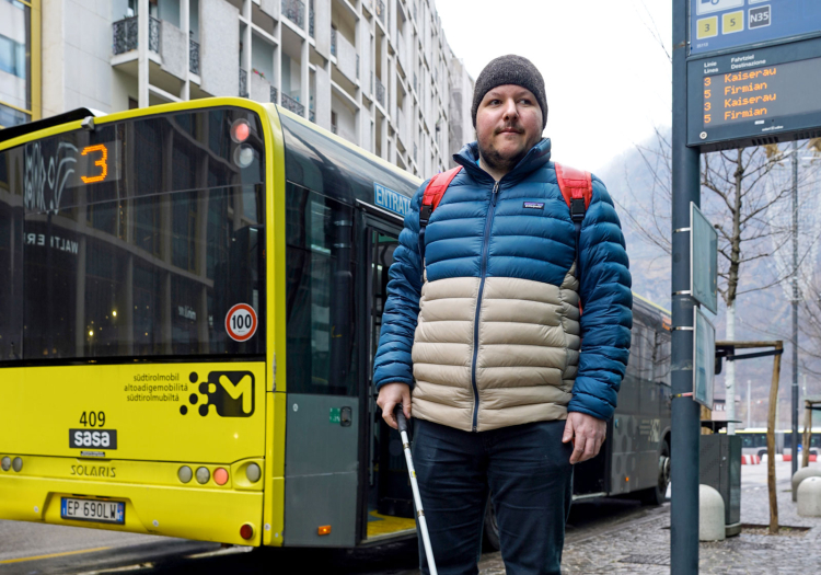 Armin Plaikner ist sehbehindert. Er beklagt, so wie viele andere, fehlende
Durchsagen innerhalb und außerhalb der Busse, zu geringe Lautstärke sowie falsche oder verspätete Haltestellendurchsagen.