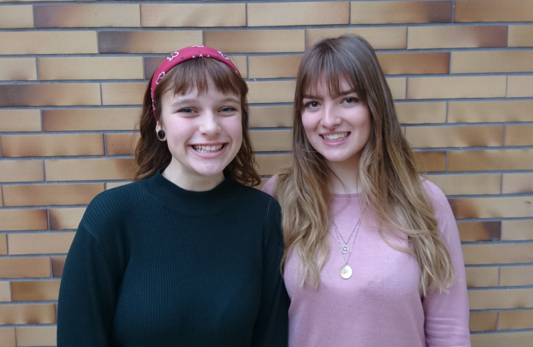 Greta Plaikner (links) aus Vintl besucht die 3. Klasse des Sozialwissenschaftlichen Gymnasiums in Brixen. Julia Staffler (rechts) vom Ritten besucht die 5. Klasse des Sozialwissenschaftlichen Gymnasiums in Bozen. Schülerinnen