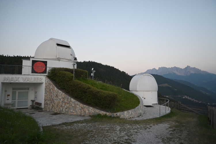 Die Sternwarte Gummer wurde 2002 eröffnet, die kleinere Kuppel folgte 2005. Heute ermöglichen
beide Kuppeln Beobachtungen des Himmels – bei Tag und bei Nacht.
