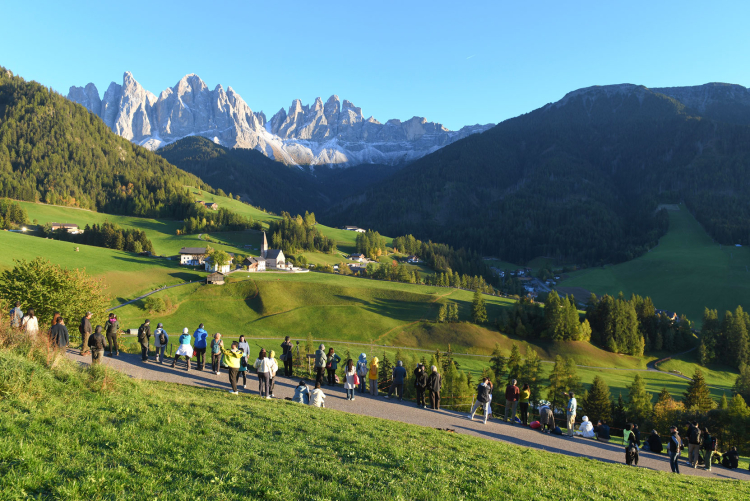 Villnöß im Herbst 2026: Jeden Abend vor Sonnenuntergang kommen die Schaulustigen in Scharen. Es sind junge Gäste aus Asien oder den USA, die diesen magischen Moment nicht verpassen wollen. Sie knipsen ein Foto und ziehen weiter. Die Schattenseite: Verkehr, überfüllte Busse, zertrampelte Wiesen.