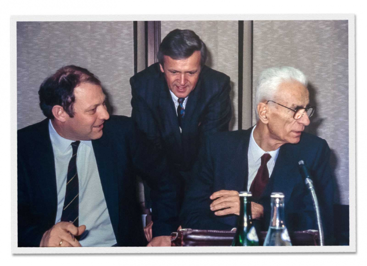 Meist in der zweiten Reihe: Der damalige Kulturlandesrat Bruno Hosp 1990 mit Landeshauptmann Luis Durnwalder (links) und Ehrenobmann Silvius Magnago.
