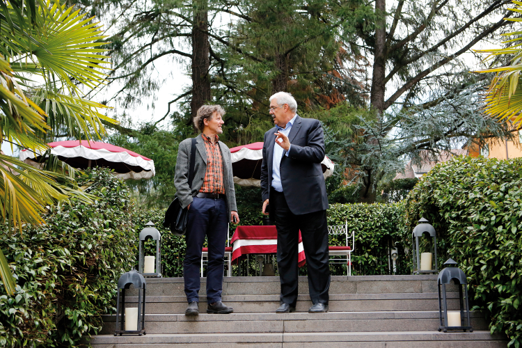 Kann es mit dem Tourismus so weitergehen? Markus Larcher (links) im Gespräch mit dem
Hotelier Walter Meister.
Markus Larcher und Walter Meister