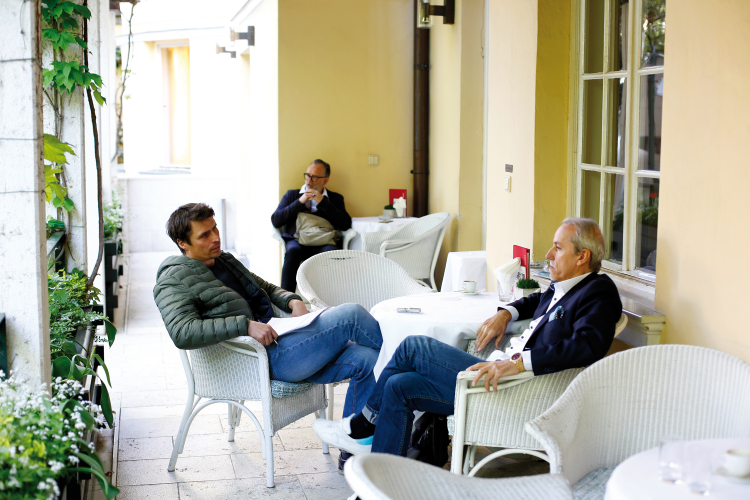 Bozen, Hotel Laurin: Sind Sie mit der Brennercom reich geworden, Herr Manfredi? „Reich ist ein dehnbarer Begriff. Aber ich gebe zu: Mir geht es gut.“ Karl Hinterwaldner im Gespräch mit Karl Manfredi.
Karl Hinterwaldner und Karl Manfredi