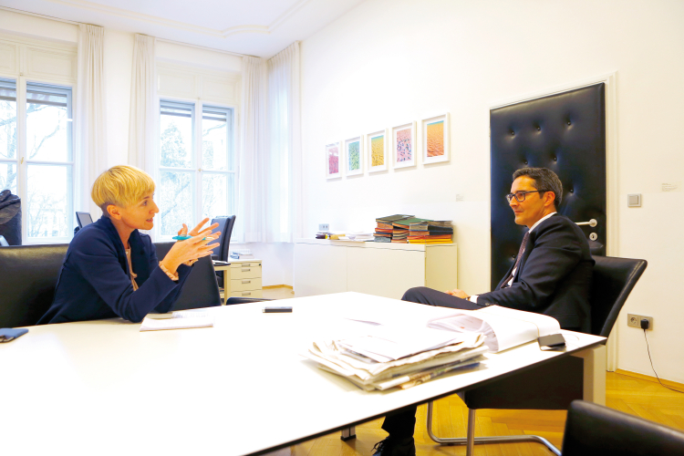 Büro-Gespräch: Alexandra Aschbacher mit Landeshauptmann Arno Kompatscher, der über die schwächelnde Opposition und couragierte Politik spricht. Alexandra Aschbacher und Arno Kompatscher