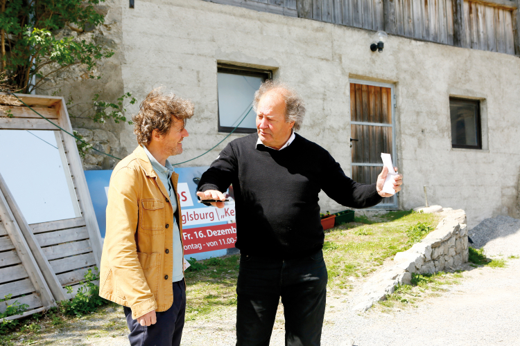 Wenn aus einem abseits gelegenen Vinschger Kulturgasthaus eine Ideenschmiede wird. Markus Larcher zu Besuch bei Karl Perfler, dem Wirt auf der Tschengelsburg. Markus Larcher und Karl Perfler