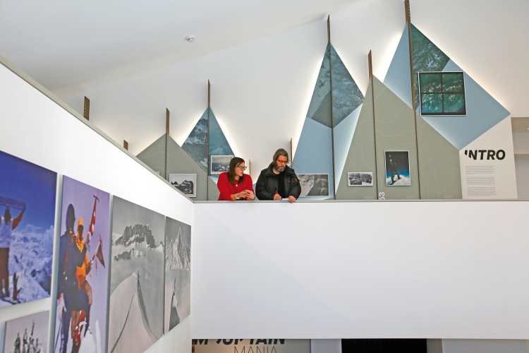 Georg Mair zu Besuch im neuen Fotomuseum auf dem Kronplatz,
mit Thina Adams, der Leiterin des Hauses. Georg Mair und Thina Adams