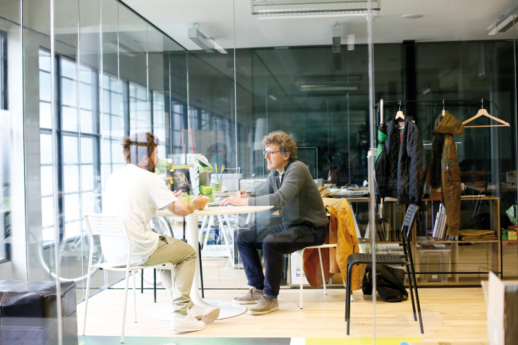 Im Technologiepark Noi: Markus Larcher hat sich mit Maicol Verzotto
getroffen, dem amtierenden Europameister im Synchronspringen.
Allerdings nicht wegen dessen sportlicher Leistungen, sondern weil er mit seinem Start-up „Functional Gums“ die Kaugummi-Branche aufmischen
will. Maicol Verzotto und Markus Larcher