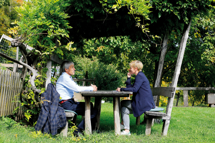 Garten-Gespräch: „Die Stimmung ist nicht die allerbeste“, sagt der ehemalige Generaldirektor Andreas Fabi im Interview mit Alexandra Aschbacher. Seinem Nachfolger, dem Generaldirektor des Sanitätsbetriebes, rät er zu mehr „Bescheidenheit“. Andreas Fabi und Alexandra Aschbacher