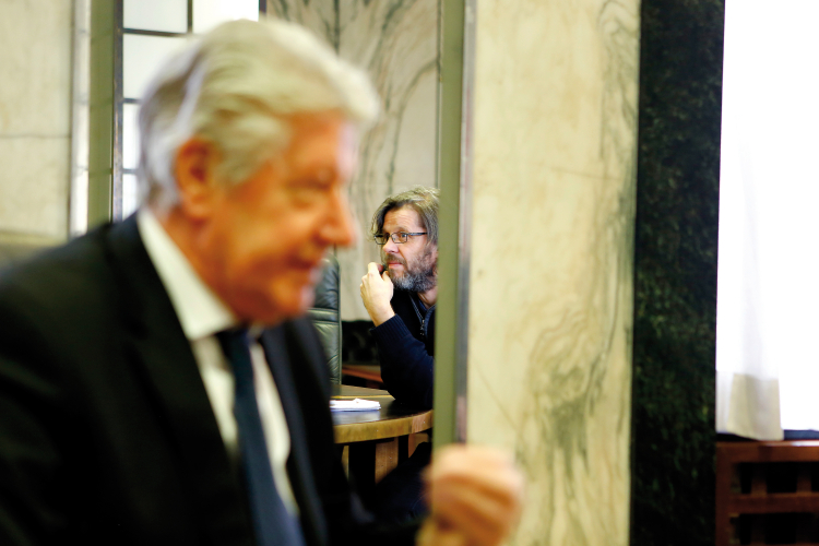 Hat Renzo Caramaschi (im Bild vorne) etwas weitergebracht in den vergangenen anderthalb Jahren? Und was hat er noch vor? Georg Mair (hinten) hat versucht, all das herauszufinden. Dafür hat er sich unter anderem mit dem Bürgermeister zum Gespräch getroffen. Caramaschi meint: „Ich bin zu schnell für den Gemeinderat.“ Renzo Caramaschi und Georg Mair