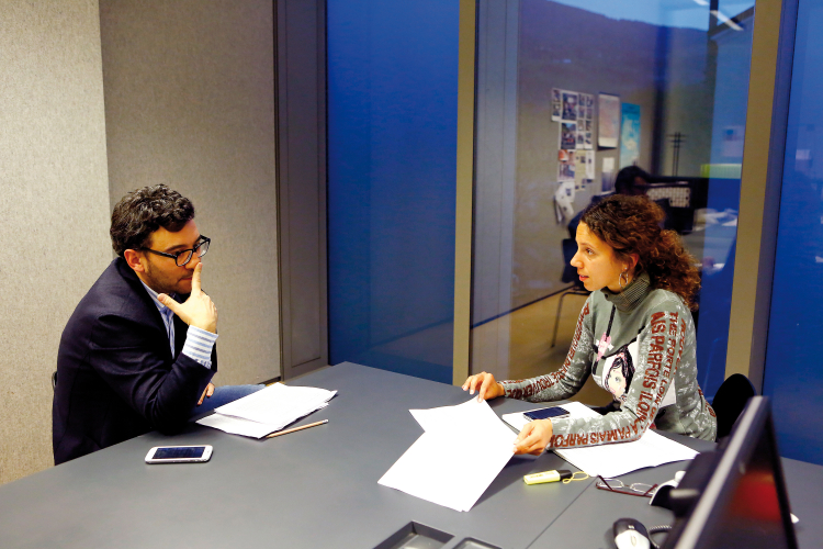 An der Uni: Dunja Smaoui stattete am vergangenen Freitag dem neuen Dekan der Fakultät für Bildungswissenschaften in Brixen einen Besuch ab. Paul Videsott ist Professor für Ladinistik, im ff-Interview verrät er, was er in seinem neuen Amt alles vorhat. Paul Videsott und Dunja Smaoui