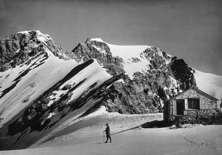 Zurück in die Zukunft: Hochjochhütte mit Ortlergipfel: Die Ausstellung samt Publikation über die 150-jährige Geschichte alpiner Wege und Schutzhütten: „Ein Stück Kulturgeschichte“.
Hochjochhütte mit Ortlergipfel