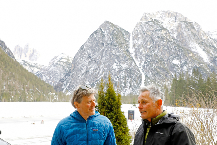 Bergführer Kurt Stauder im Gespräch mit Markus Larcher bei Landro. Stauder war ein Gesprächspartner für die Titelgeschichte in diesem Heft. Die Frage: Was hat der Titel Weltnaturerbe den Dolomiten gebracht? Markus Larcher und Kurt Stauder