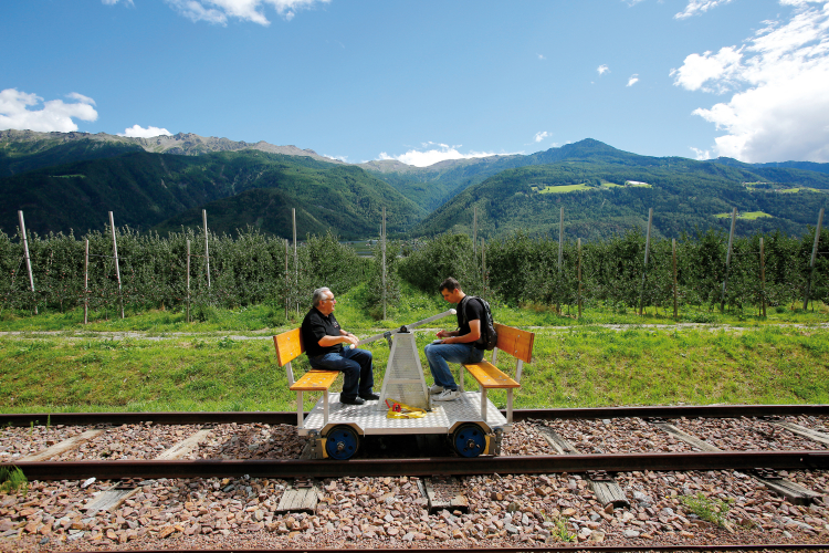150 Jahre Brennerbahn: Karl Hinterwaldner im Gespräch mit Walter Weiss, 77, auf einer Draisine auf dem Gelände des Erlebnisbahnhofs Naturns. Karl Hinterwaldner und Walter Weiss