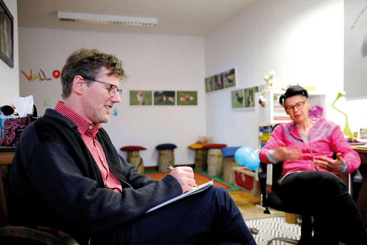 Therapiegespräch: Markus Larcher (links) trifft die Sozialpädagogin Christine Kompatscher, Südtirols bislang einzige Fachberaterin für tiergestützte Interventionen: „Wenn mein Hund mir geholfen hat, kann er auch anderen helfen.“ Markus Larcher und Christine Kompatscher