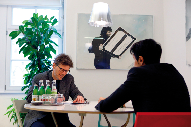 Beim Markenprofi: Markus Larcher (links) im Gespräch mit Marco Pappalardo, dem künftigen Chef der neuen Presseagentur des Landes: „Ich werde sicher nicht der Sprecher der Landesregierung sein.“ Markus Larcher und Marco Pappalardo
