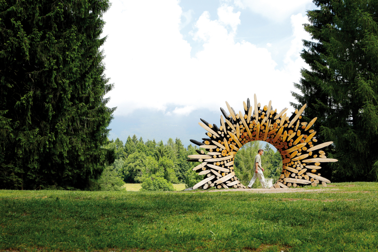 Markus Larcher in den Wäldern des Sella-Tales bei Borgo Valsugana und den Kunstwerken der Ausstellung Arte Sella: „Natur lebt Kunst“. Markus Larcher