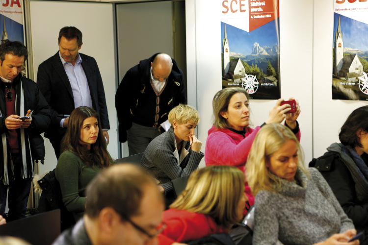 Die SVP verkündet gute Nachrichten: die Medien bei der Pressekonferenz am Morgen nach dem Verfassungsreferendum (hinten rechts sitzend ff-Chefredakteurin Alexandra Aschbacher). Pressekonferenz SVP