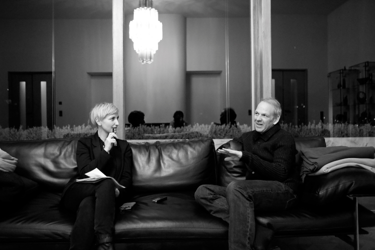 Politgespräch
zwischen den Jahren:
Alexandra Aschbacher hat den SVP-Senator Karl Zeller zum Interview in Meran getroffen.
Er sagt darin unter anderem: „Mein Lebensziel ist, ohne Bitterkeit zu gehen und ohne zu glauben, ich wäre unersetzlich.“ (ab Seite 14) Editorial